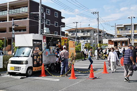 写真5：キッチンカーに並ぶ人々