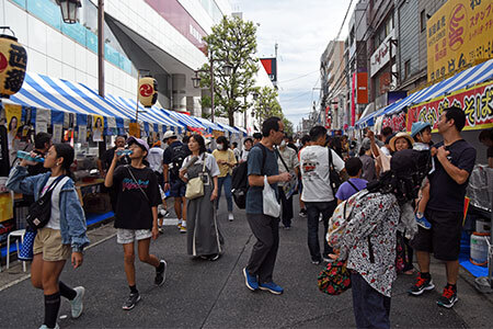 写真：出店が並ぶ様子