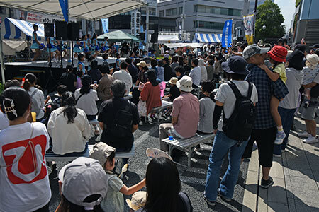 写真：ステージパフォーマンスを見る方々の様子