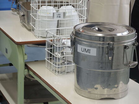 UMIの給食配膳前の様子
