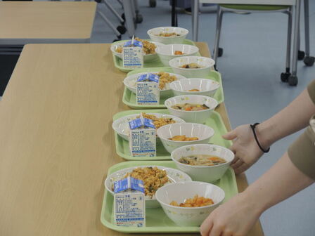 給食を食べる様子