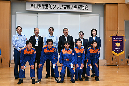 写真1：出場メンバーと来賓の記念写真