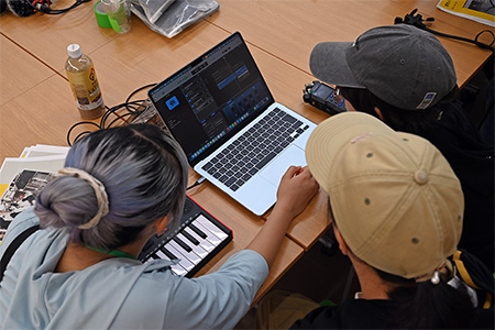 写真：曲を制作している様子1