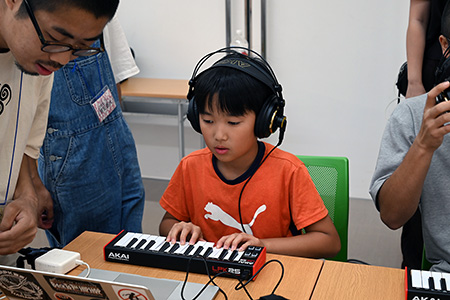 写真：曲を制作している様子2