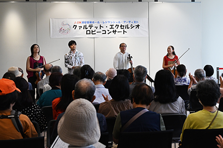 写真2：演奏後に拍手を受ける様子
