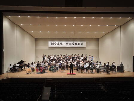 小学生の演奏の様子