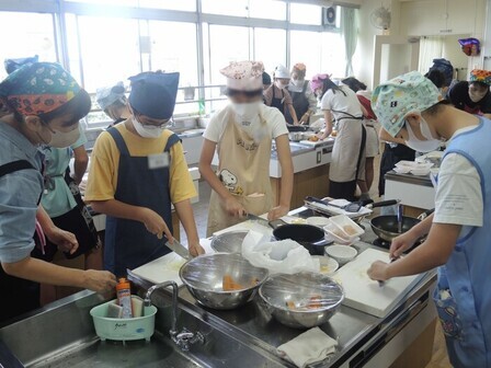 玉ねぎをみじん切りにする児童生徒