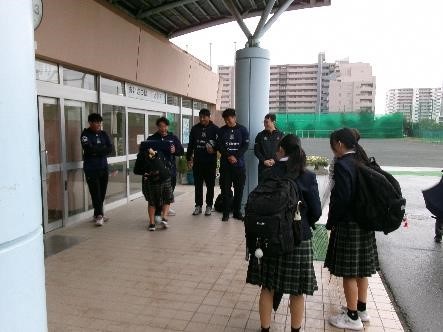 朝のあいさつ運動でタックルする生徒の様子