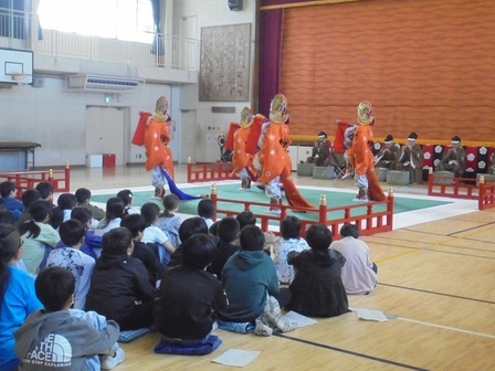 雅楽を鑑賞する様子