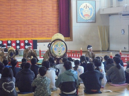 管弦を鑑賞する児童の様子