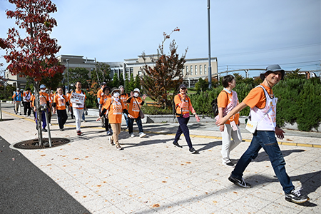 写真：ウオーキングコースの人々