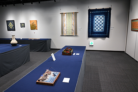 写真3：工芸・彫塑作品の展示