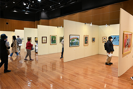 写真2：洋画を観賞する来場者の様子