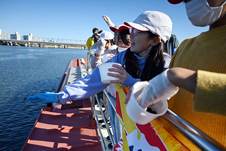 写真：稚貝放流の様子
