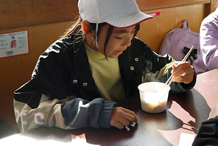 写真:しじみのおみそ汁をいただく様子