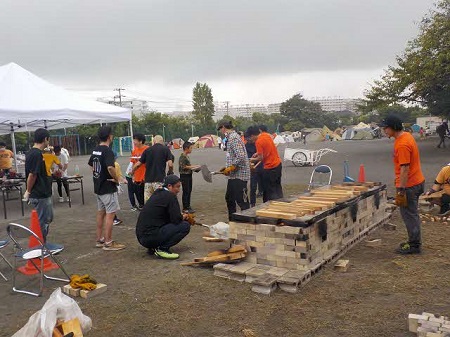 ピザ窯でのピザづくり