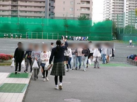 中学生が小学生を案内