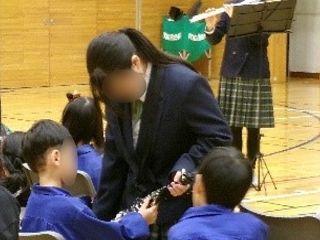 楽器に触れている