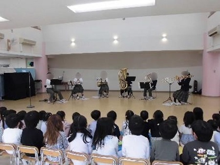 保育園での演奏
