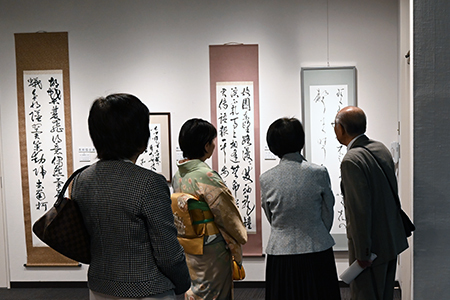 写真3：書道の講評の様子