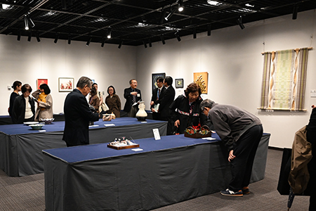 写真4：工芸・彫塑の作品を見る人々