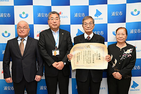 写真：入選の感謝状を持つ二瓶さん、大塚さん、市長