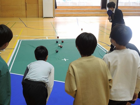 ボッチャに夢中な様子