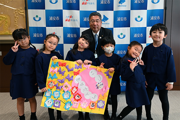 園児と市長の記念撮影