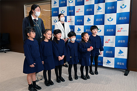 園児のあいさつの様子