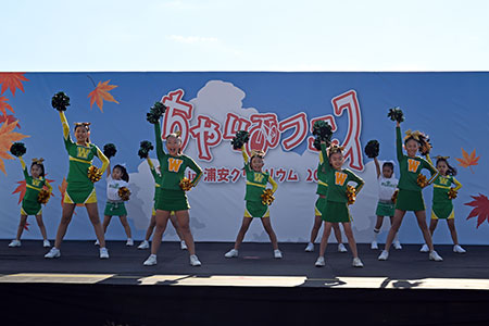 写真：自転車応援チアキャラバンのステージ