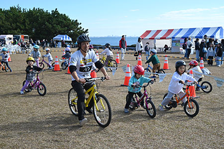 写真：自転車の乗り方を教わる子どもたち