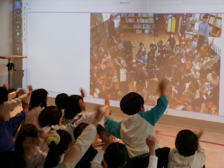 交流先の学校に手を振っている