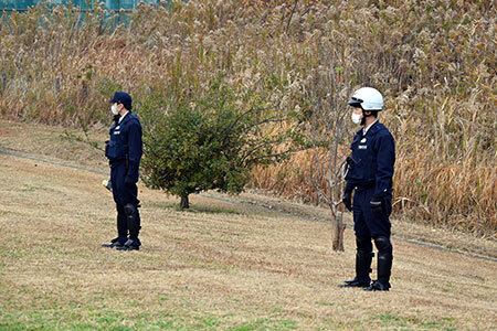 写真：警備をする警察の様子