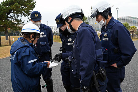 写真:警察と職員が捜索について相談する様子