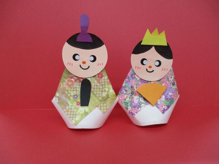 2月の製作物のイメージ。ゆらゆら揺れる紙で作ったおひなさま。
