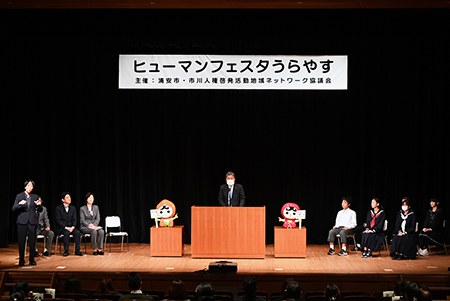 写真1：開会のあいさつをする市長