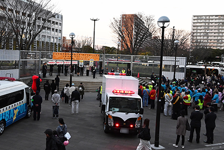 写真1：新浦安駅前広場での団結式の様子