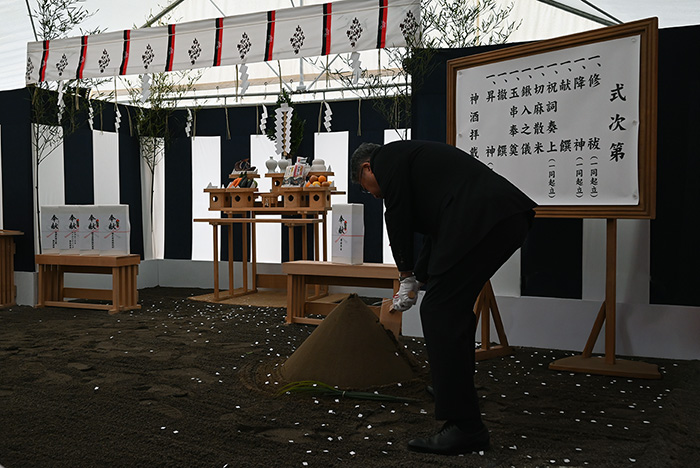 写真：くわ入れの儀の様子