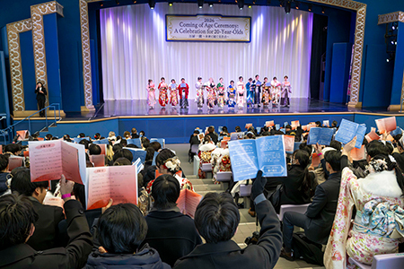 写真：会場にいる成人の様子