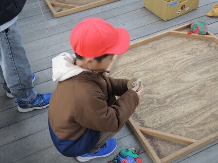 美浜南小児童が木ごまを体験する様子