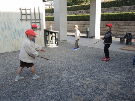 美浜南小児童が羽根つきに挑戦する様子