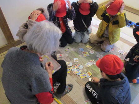 富岡小児童がカルタを体験する様子