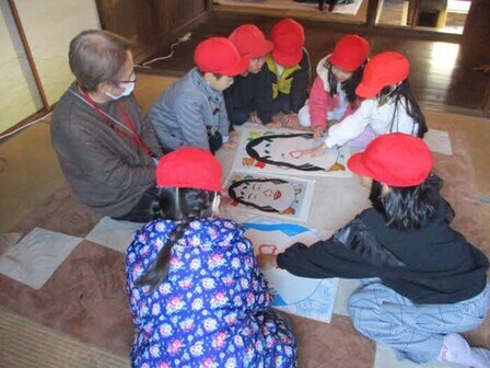 富岡小児童が福笑いをする様子