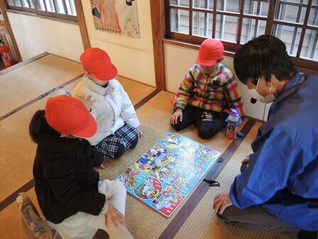 美浜南小の児童が双六を体験する様子