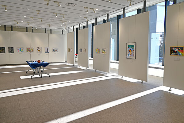 写真：障がい者アート展全体の様子