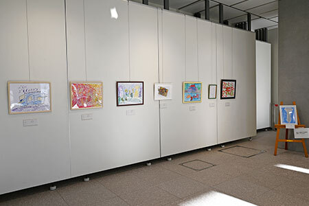 写真：貼り絵や絵画などの展示