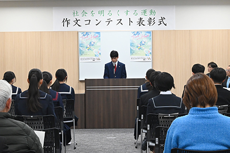 写真：浦安市保護司連絡協議会会長賞の受賞者の作文朗読の様子
