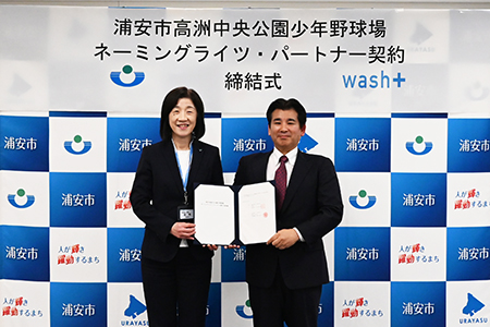 写真：高梨氏と教育長の記念写真