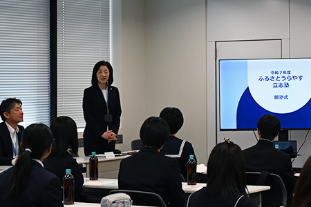 写真：あいさつする教育長