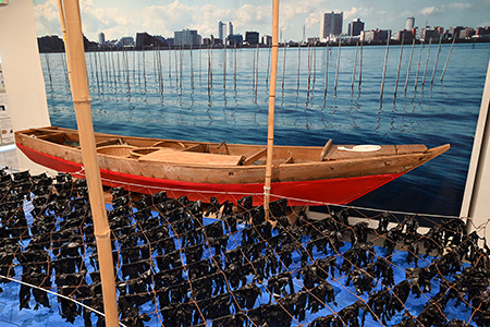 海苔柵の模型と海苔ペット、べか舟の展示の様子